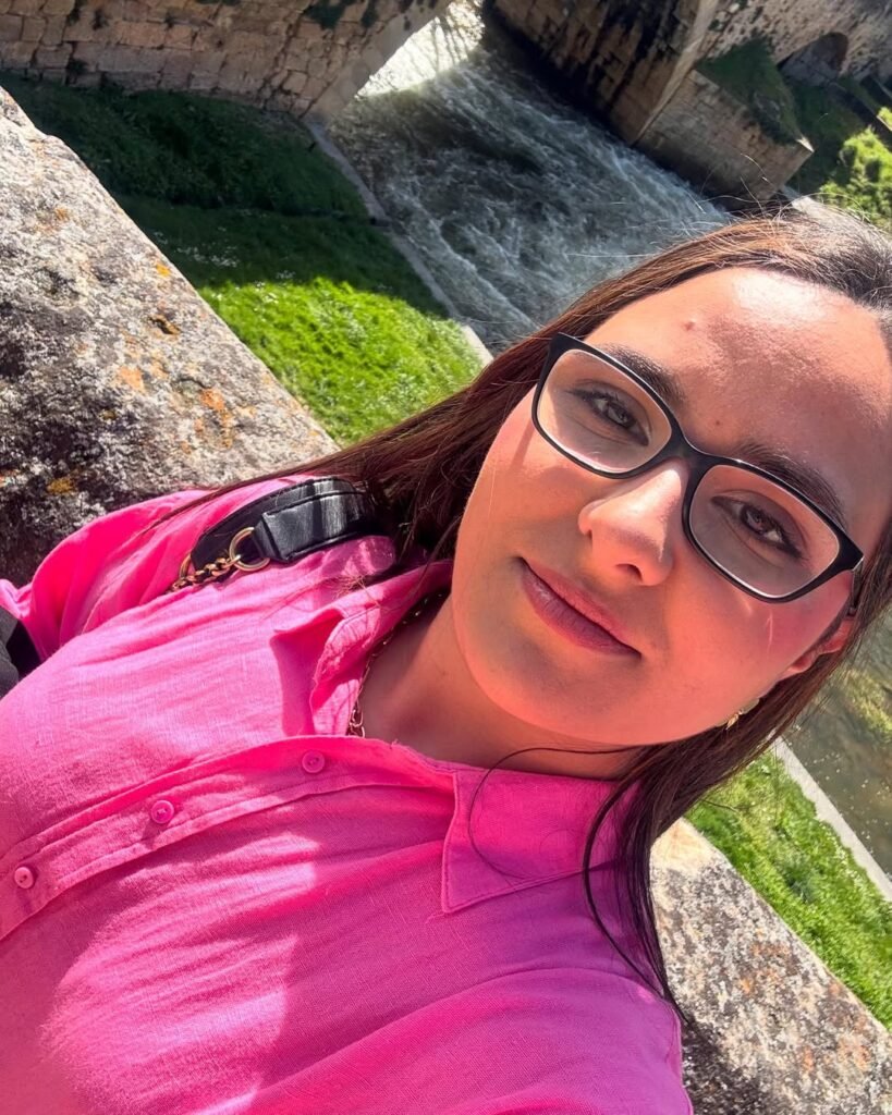 Nerea Allas posando en un puente, mostrando su estilo personal para la Agencia de marketing digital Brilla Influencers y Comunicación