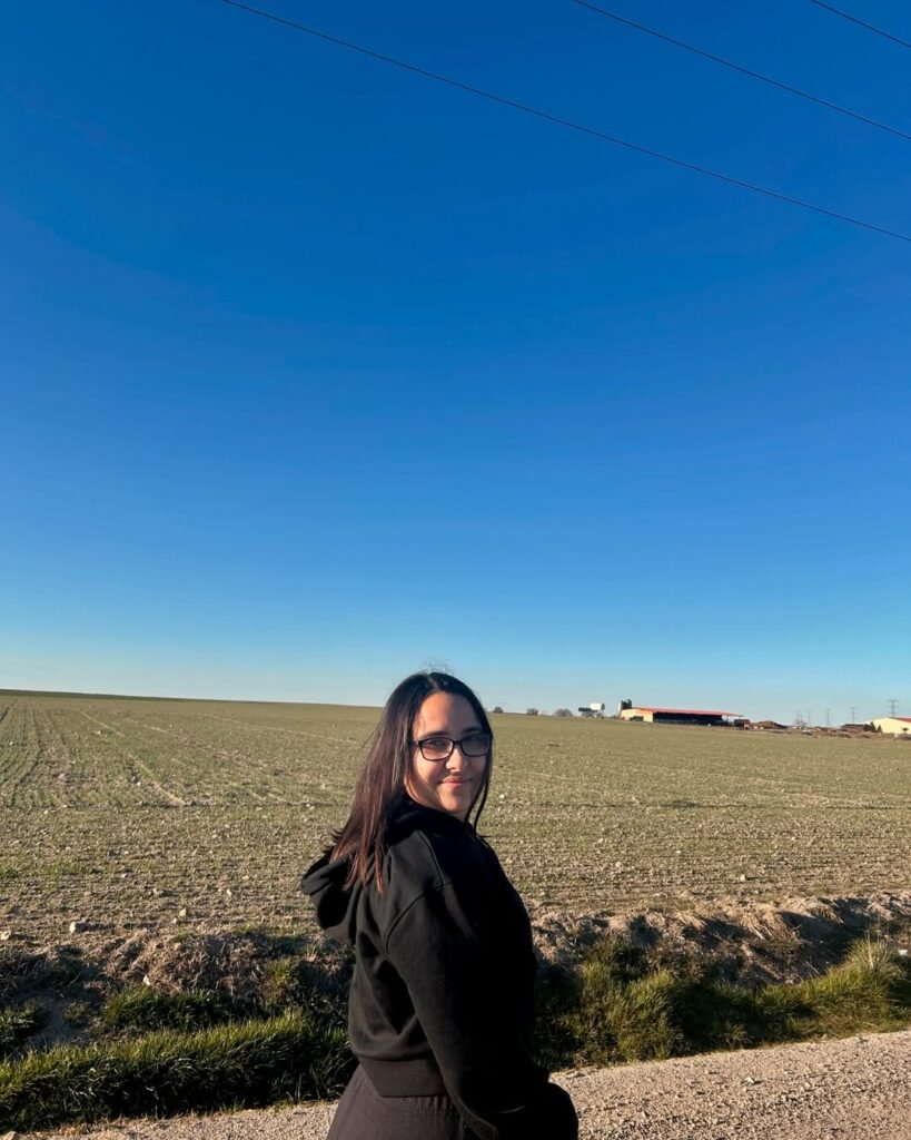Nerea Allas en el campo, foto casual para la Agencia de marketing digital Brilla Influencers y Comunicación