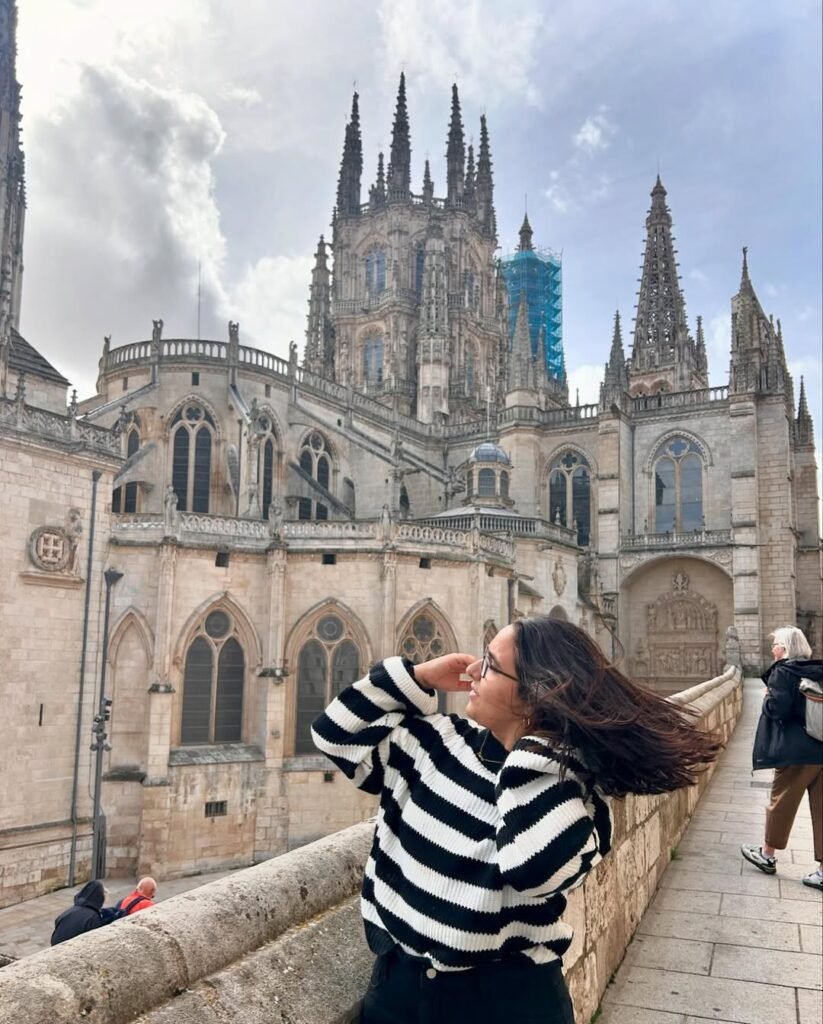 Nerea Allas posando frente a la catedral, mostrando su estilo personal con un fondo histórico para la Agencia de marketing digital Brilla Influencers y Comunicación