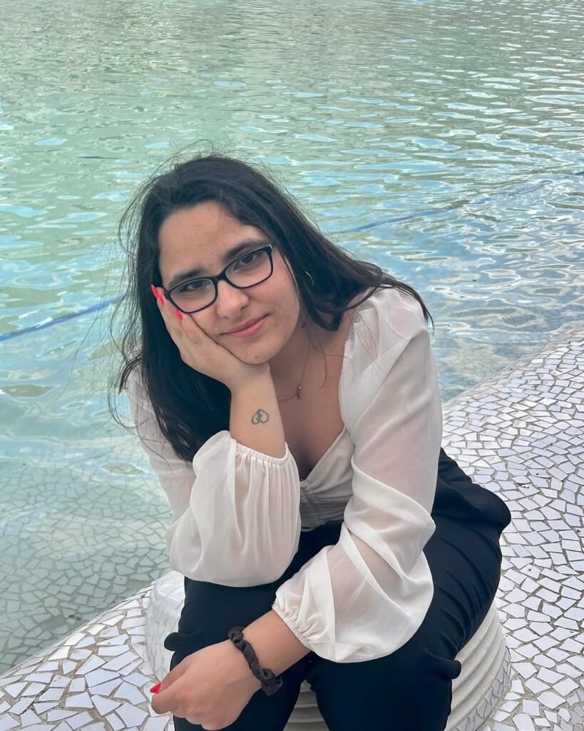 Nerea Allas posando junto al agua, con un fondo relajante, imagen fresca para la Agencia de marketing digital Brilla Influencers y Comunicación