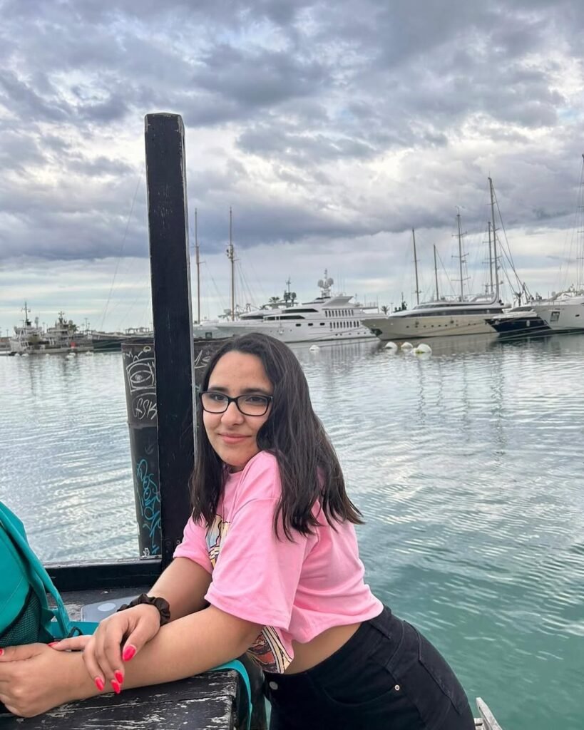 Nerea Allas posando en el puerto, con barcos de fondo, foto relajada para la Agencia de marketing digital Brilla Influencers y Comunicación