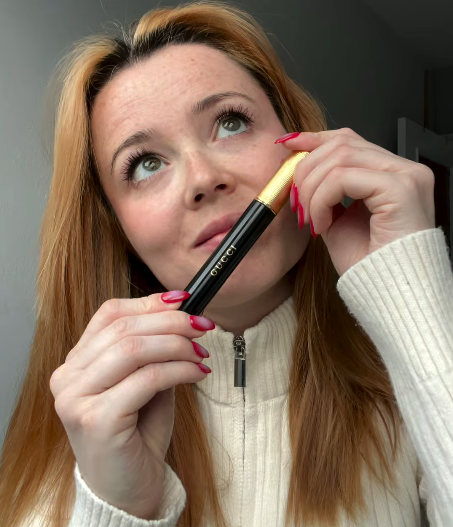 Paula Álvarez Fernández con producto de maquillaje en mano.