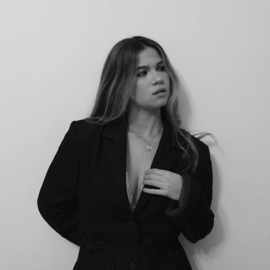 Paula Olivia León creadora de contenido UGC retrato en blanco y negro