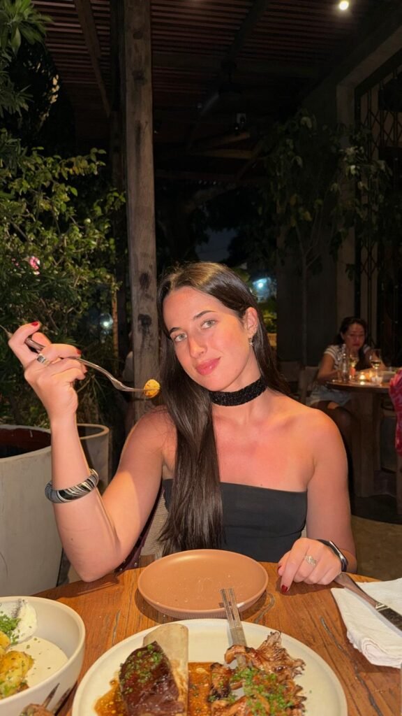 UGC Sandra Trappe Sánchez disfrutando de una comida en un restaurante. Imagen proporcionada por la Agencia de Marketing Digital Brilla Influencers y Comunicación.