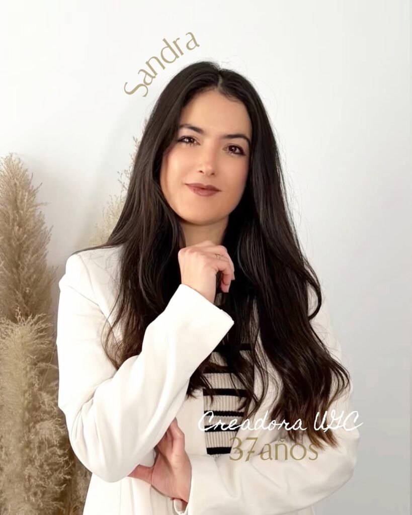 Sandra Villaespesa creadora UGC de 37 años con blazer blanco posando en retrato profesional