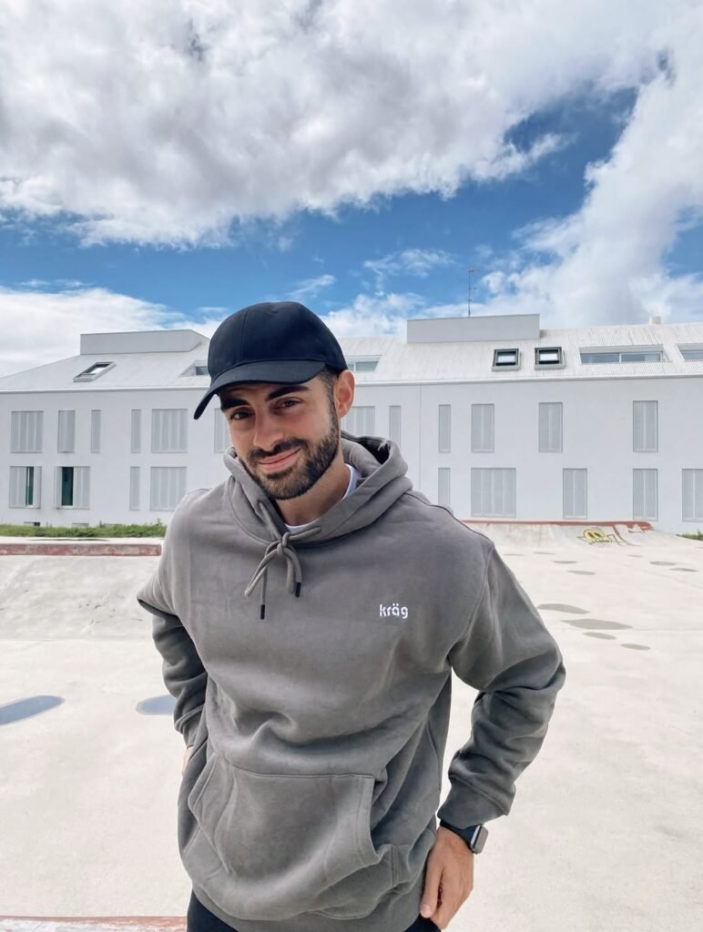 Serafín González UGC en entorno urbano con sudadera para Agencia de marketing digital Brilla Influencers y Comunicación