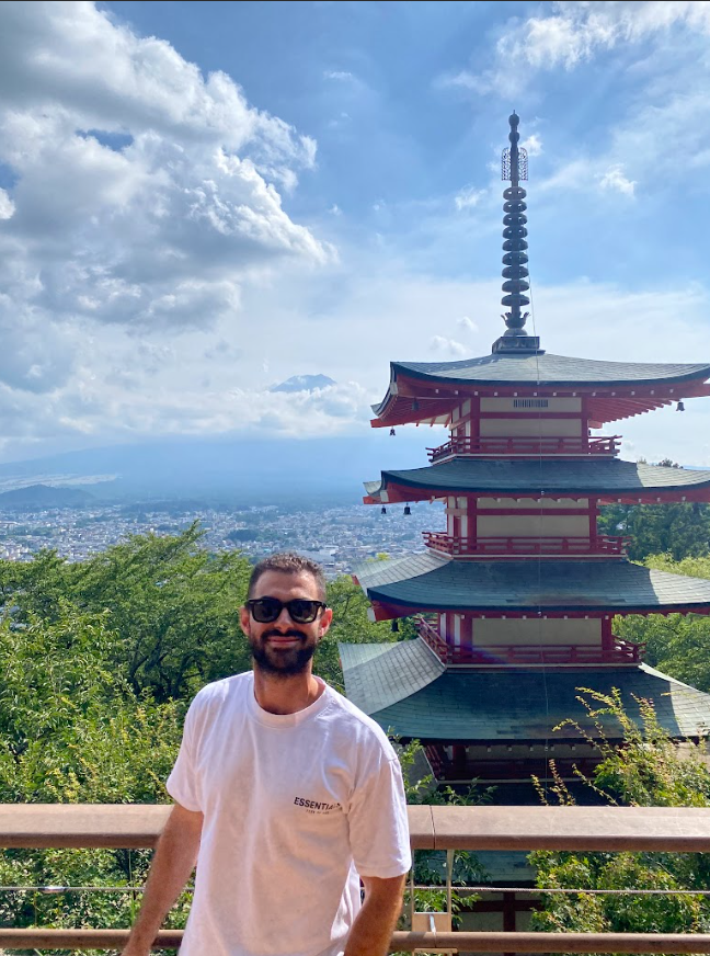 Serafín González UGC en Japón frente a una pagoda para Agencia de marketing digital Brilla Influencers y Comunicación