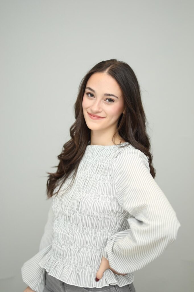 UGC Silvia Santamaria retrato natural con blusa de rayas en estudio fotográfico. Imagen de la Agencia de marketing digital Brilla influencers y Comunicación.