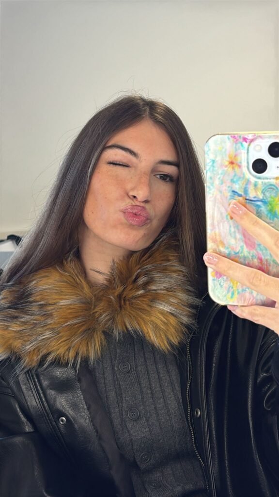 Sofía Duñán Padilla haciéndose un selfie y guiñando un ojo - Agencia de marketing digital Brilla influencers y Comunicación