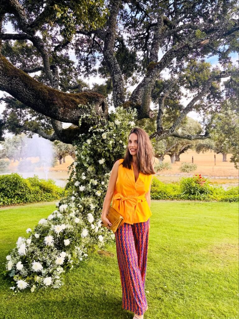 eresa González Berrocal al aire libre con atuendo colorido - Agencia de marketing digital Brilla influencers y Comunicación