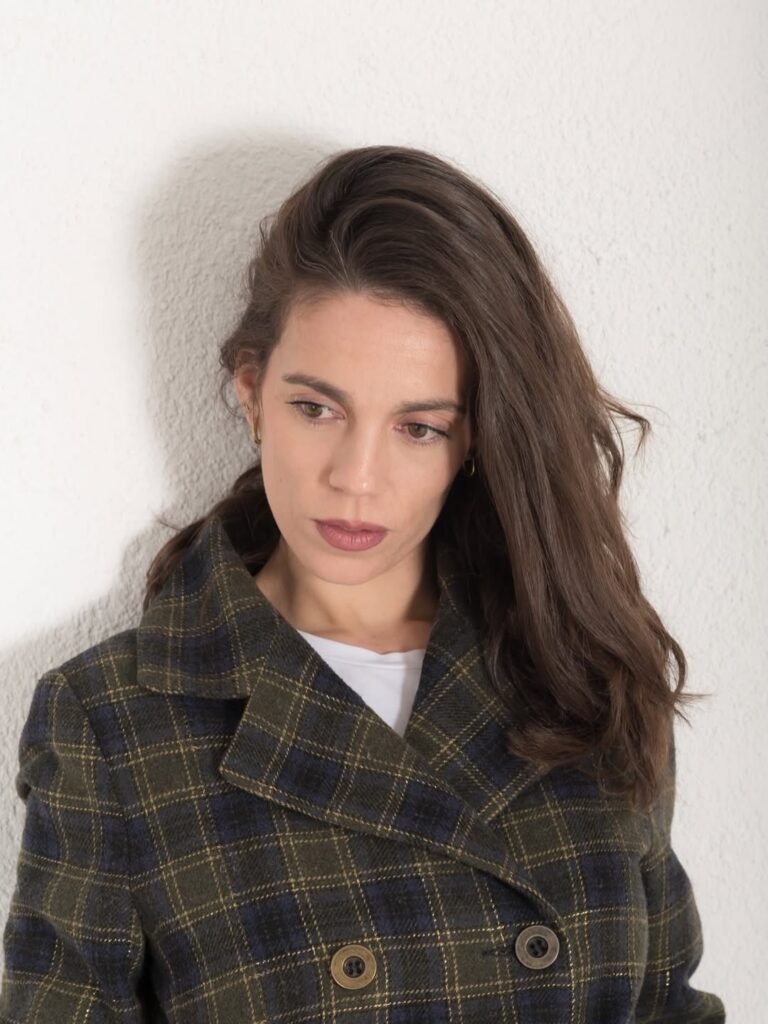 Teresa González Berrocal con chaqueta de cuadros - Agencia de marketing digital Brilla influencers y Comunicación