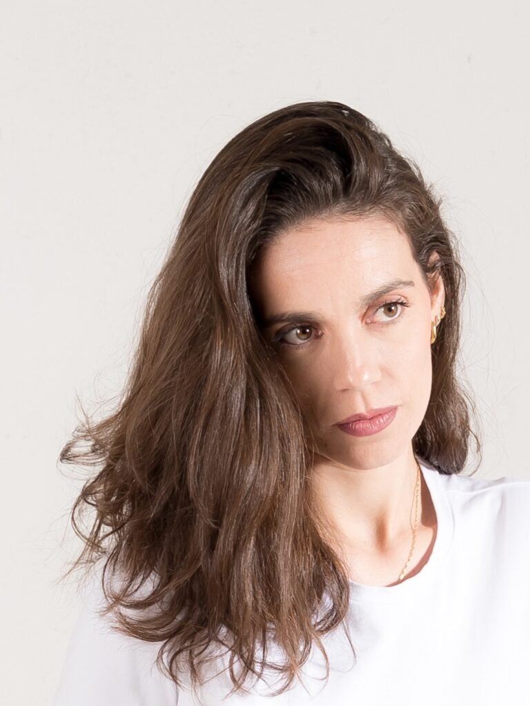 Teresa González Berrocal posando con camiseta blanca - Agencia de marketing digital Brilla influencers y Comunicación