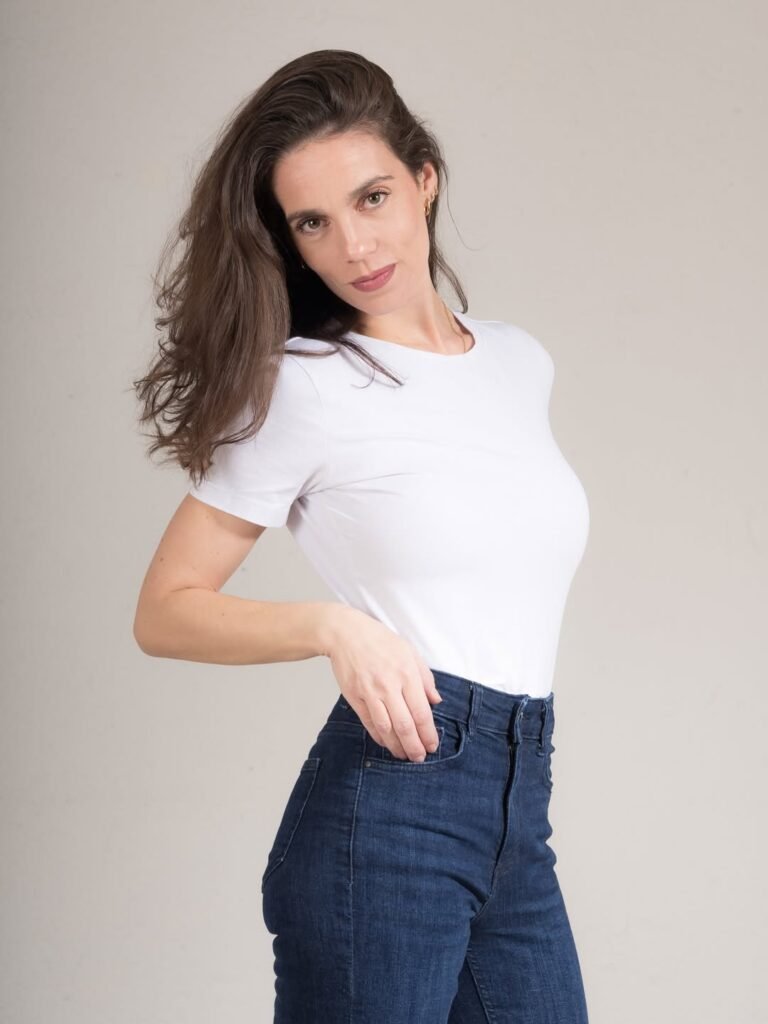 Teresa González Berrocal posando con jeans - Agencia de marketing digital Brilla influencers y Comunicación