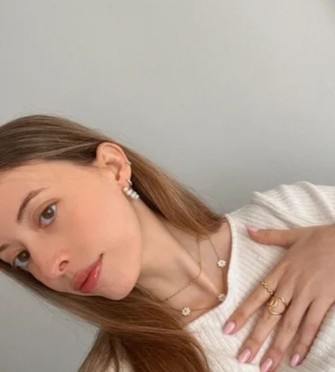 Natalia Tena, creadora UGC, mostrando joyas y accesorios, con un estilo natural y elegante.