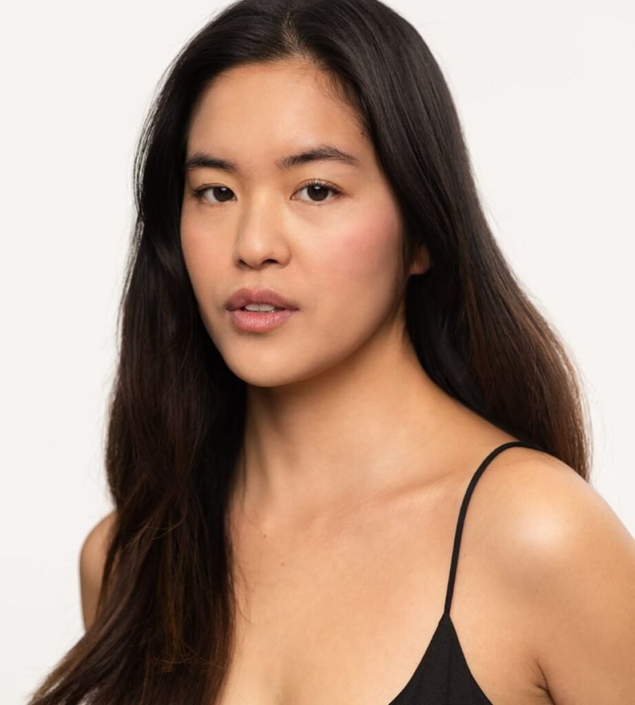 Agencia de marketing digital Brilla Influencers y Comunicación, retrato profesional de mujer con camiseta negra.