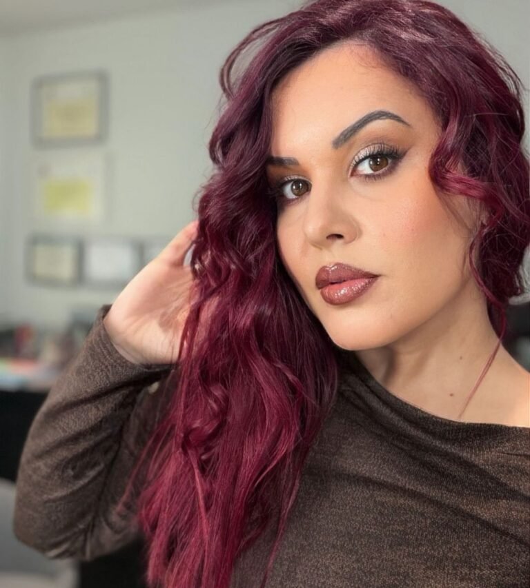 Agencia de marketing digital Brilla Influencers y Comunicación, Ana Crespo Torres con cabello rojo y maquillaje profesional, posando en primer plano.