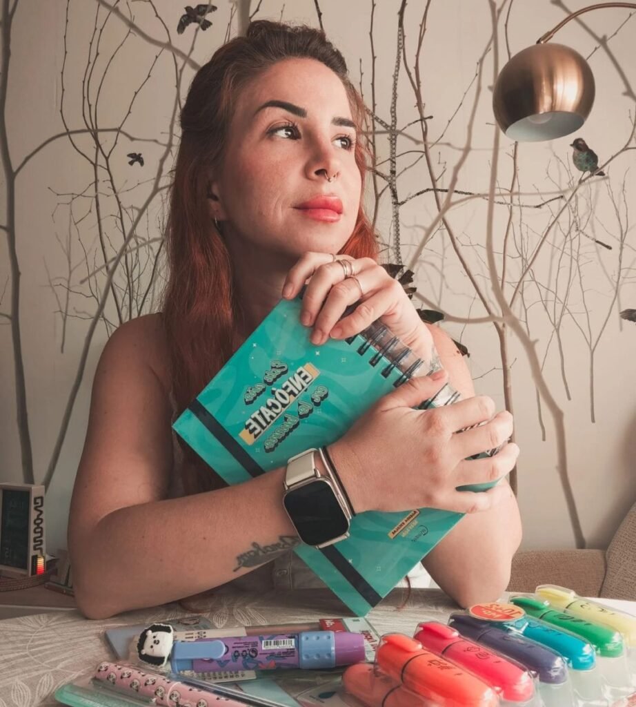 Ana Guillén posando con material de papelería colorido, en colaboración con la Agencia de Marketing Digital Brilla Influencers y Comunicación.