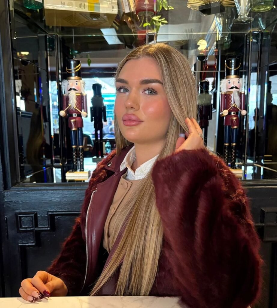 Ana Sotomayor posando con abrigo marrón en un entorno decorado, en colaboración con la Agencia de Marketing Digital Brilla Influencers y Comunicación.