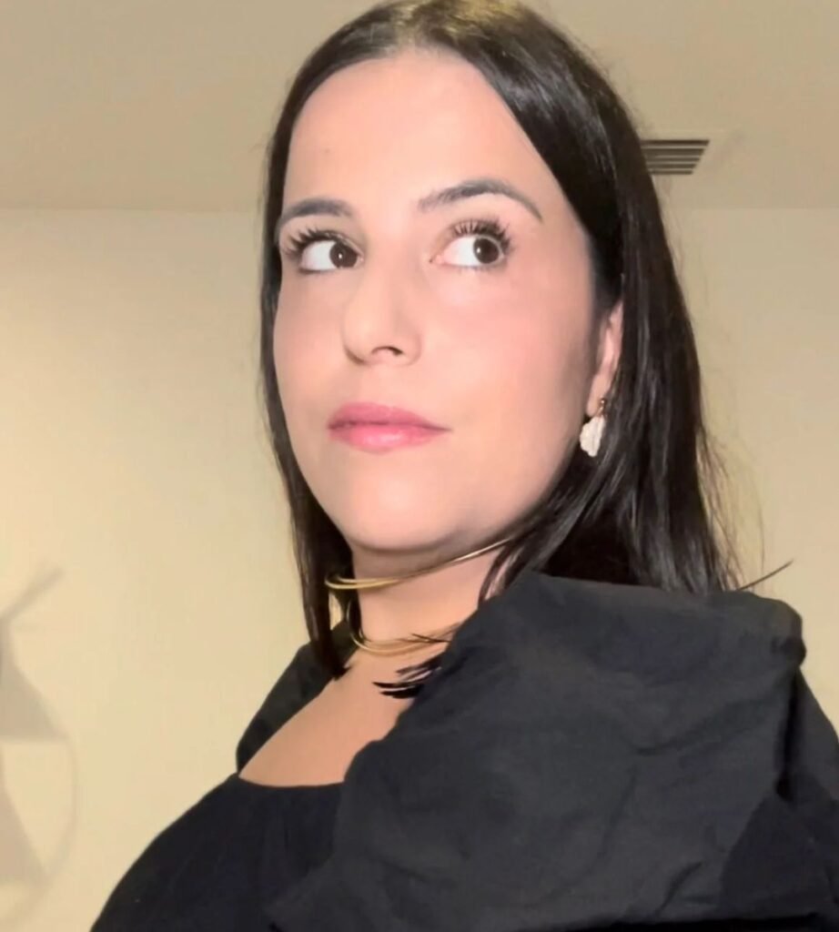 Andrea Sarrión posando con look elegante y moderno, en colaboración con la Agencia de Marketing Digital Brilla Influencers y Comunicación