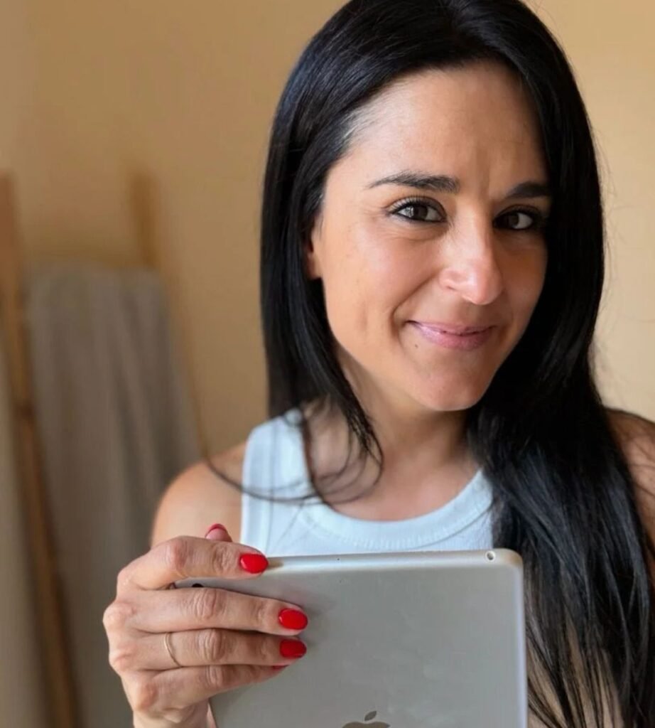 Beatriz Clemente posando con iPad y esmalte rojo, en colaboración con la Agencia de Marketing Digital Brilla Influencers y Comunicación