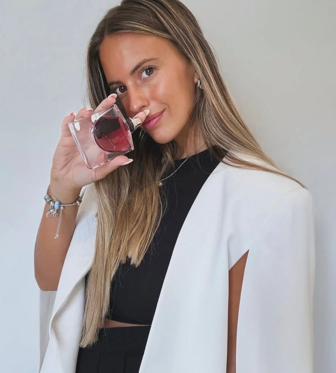 Camila Colombo sosteniendo un perfume en sesión UGC, en colaboración con la Agencia de Marketing Digital Brilla Influencers y Comunicación.