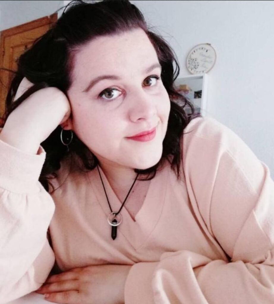 Foto de Carmen Jopo, creadora de contenido mostrando su estilo personal.