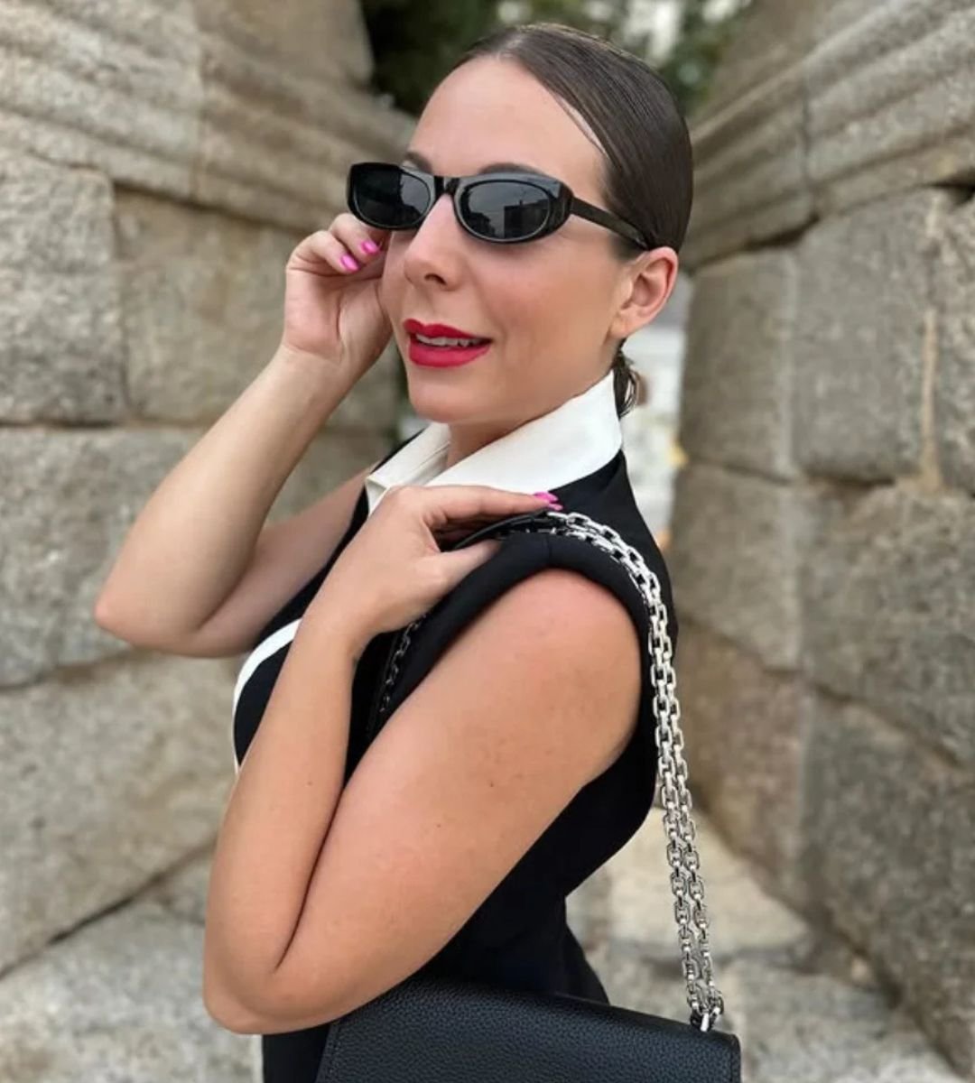 Estefanía Lanciano con gafas de sol y look elegante urbano, en colaboración con la Agencia de Marketing Digital Brilla Influencers y Comunicación.