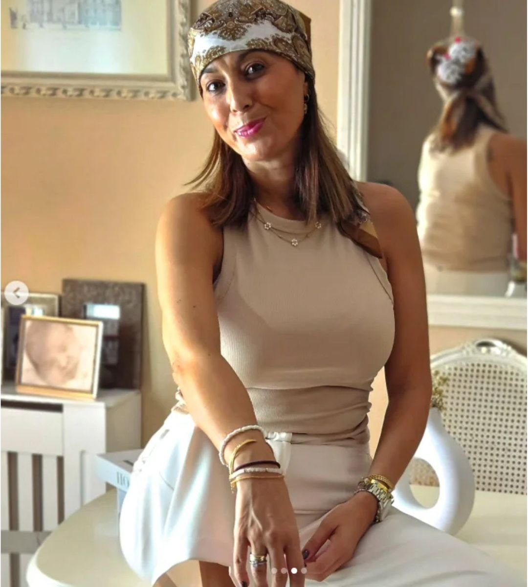 Gema Rubio posando con look elegante y pañuelo en la cabeza, en colaboración con la Agencia de Marketing Digital Brilla Influencers y Comunicación.