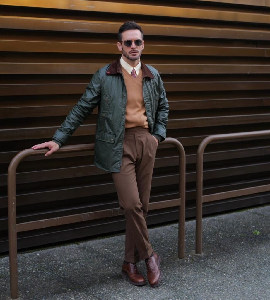 Ignacio Martín posando con un look elegante de invierno, en colaboración con la Agencia de Marketing Digital Brilla Influencers y Comunicación