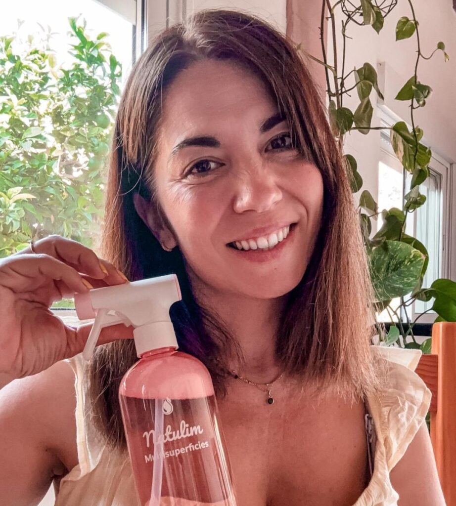 Laura Tur mostrando el limpiador multifuncional Naturlem para superficies. Un producto ecológico que limpia y refresca sin químicos agresivos, ideal para un hogar más saludable