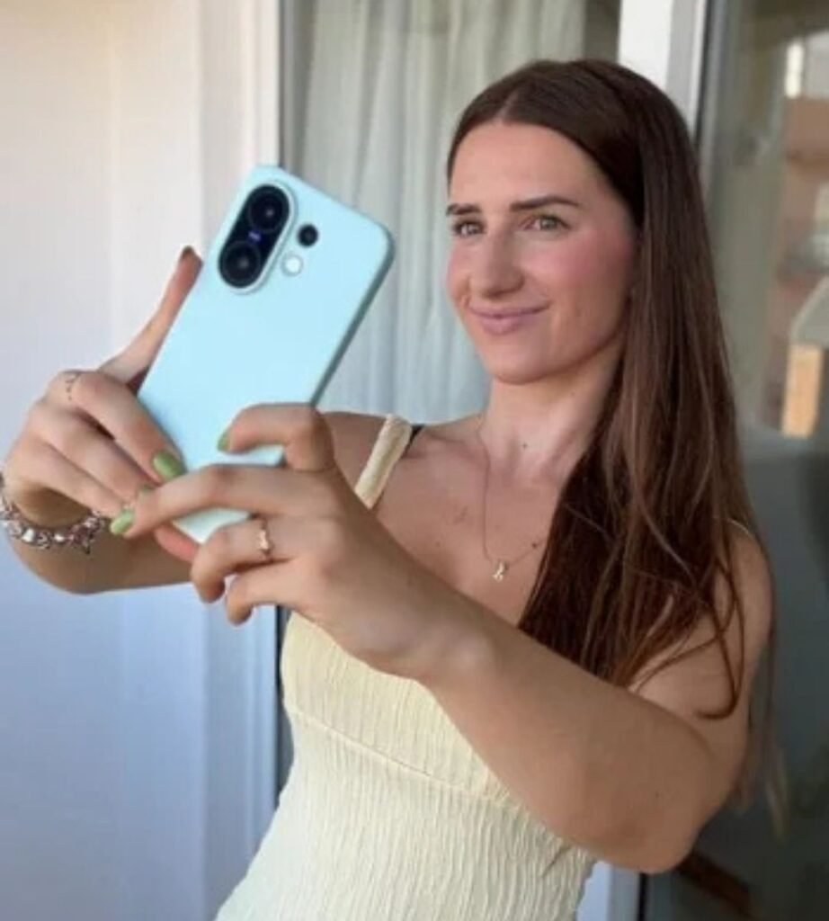 Leire Mendoza tomando una selfie con teléfono móvil, en colaboración con la Agencia de Marketing Digital Brilla Influencers y Comunicación