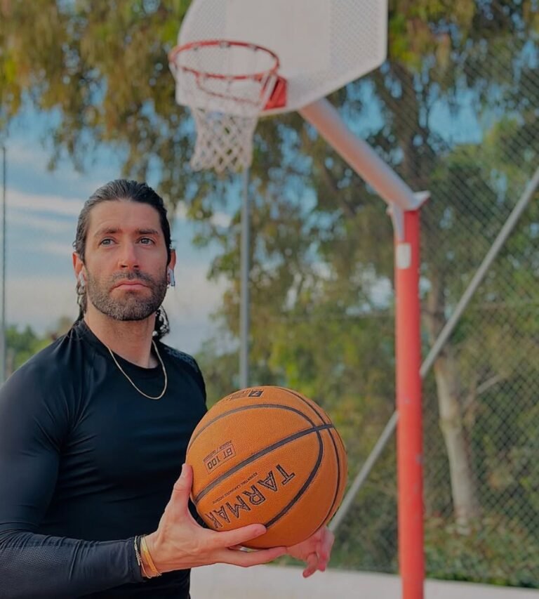 Manuel Perelló posando en una cancha de baloncesto con un balón, trabajando con la Agencia de Marketing Digital Brilla Influencers y Comunicación