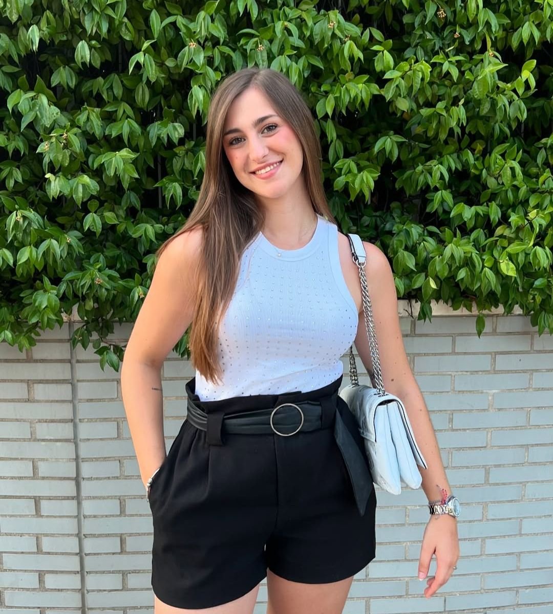 María Molina posando con look casual elegante al aire libre, en colaboración con la Agencia de Marketing Digital Brilla Influencers y Comunicación.