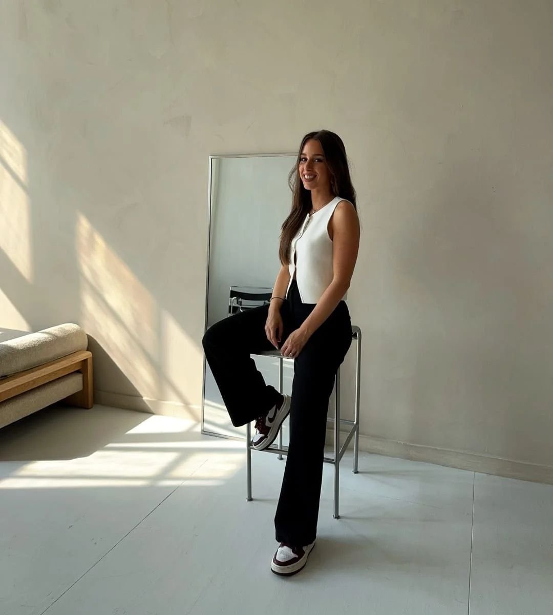 Marta Castilla posando en estudio con look elegante, en colaboración con la Agencia de Marketing Digital Brilla Influencers y Comunicación