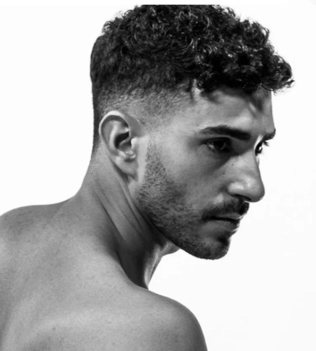 Matías López en retrato en blanco y negro estilo editorial, en colaboración con la Agencia de Marketing Digital Brilla Influencers y Comunicación