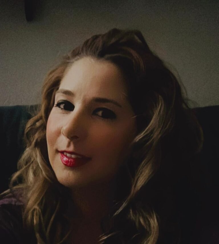 UGC Miriam Garcia Fernandez en retrato con maquillaje y estilo elegante en interior. Imagen de la Agencia de marketing digital Brilla influencers y Comunicación.