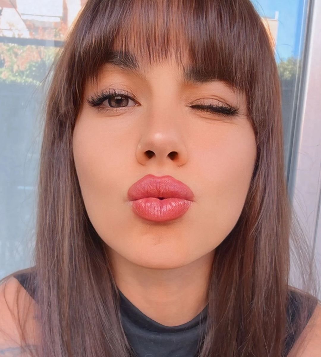 Mónica Martínez posando con labios resaltados y mirada coqueta, en colaboración con la Agencia de Marketing Digital Brilla Influencers y Comunicación.