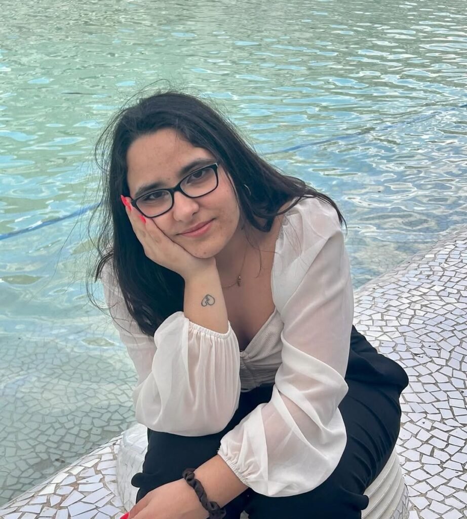 Nerea Allas posando junto al agua, con un fondo relajante, imagen fresca para la Agencia de marketing digital Brilla Influencers y Comunicación