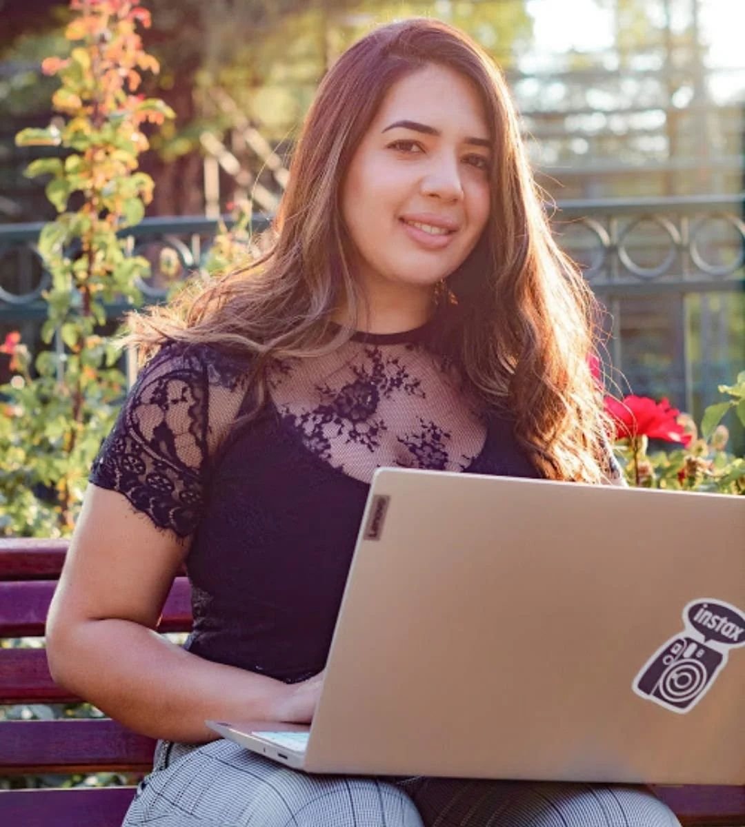 Nielsen Laurens trabajando con su portátil al aire libre, en colaboración con la Agencia de Marketing Digital Brilla Influencers y Comunicación.