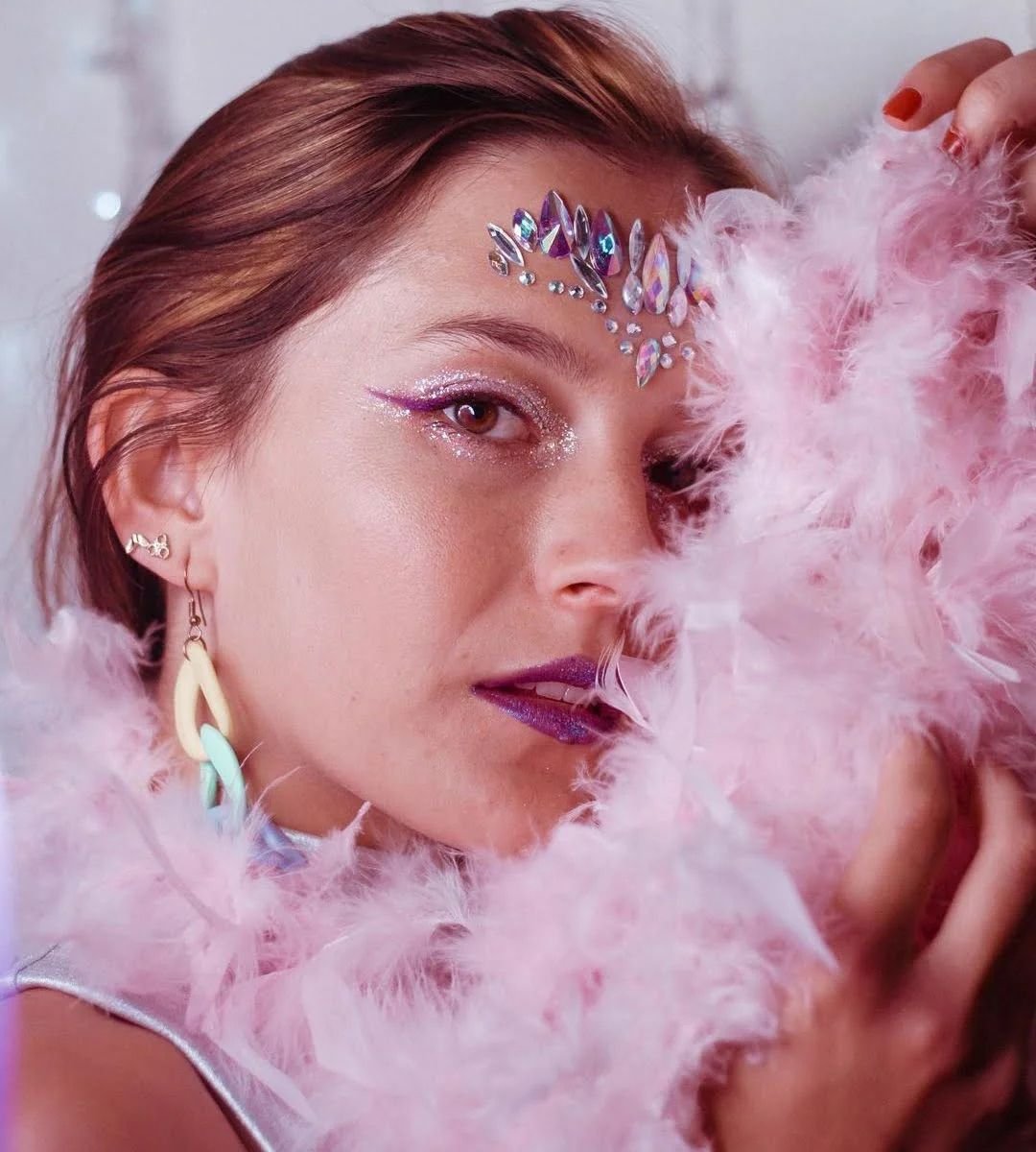 Paola Tapia con maquillaje artístico y detalles brillantes, en colaboración con la Agencia de Marketing Digital Brilla Influencers y Comunicación.