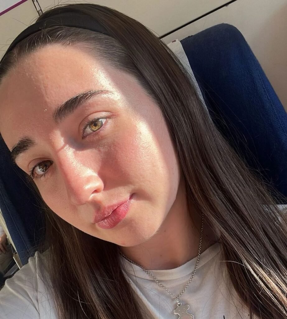 Patricia Márquez posando con luz natural, en colaboración con la Agencia de Marketing Digital Brilla Influencers y Comunicación