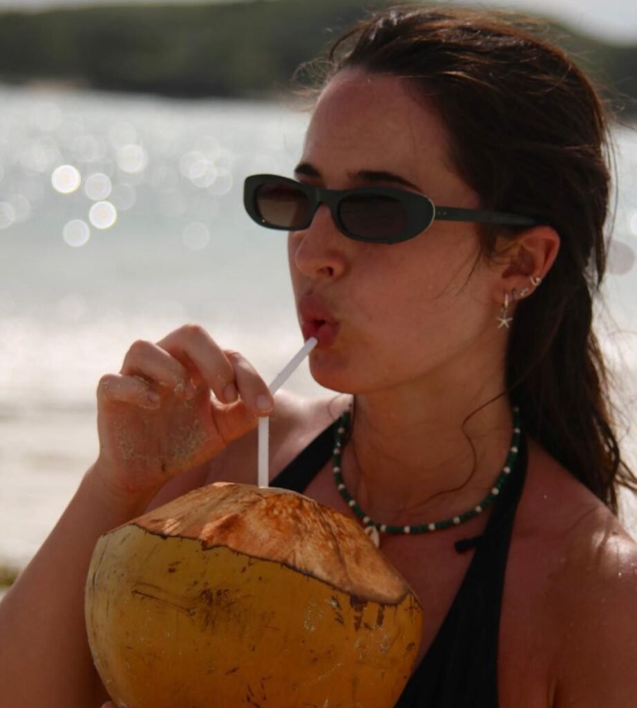 UGC Sandra Trappe Sánchez disfrutando de un coco en la playa. Imagen proporcionada por la Agencia de Marketing Digital Brilla Influencers y Comunicación