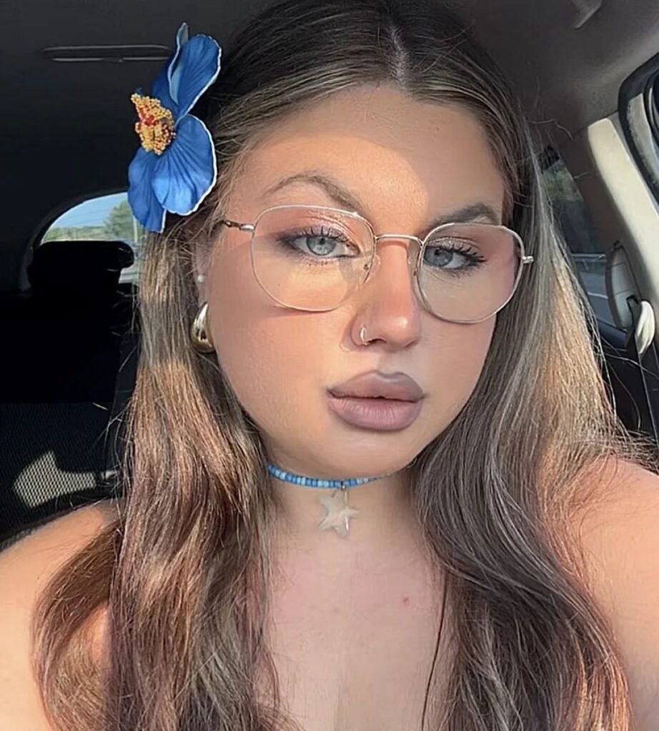 Sara Quevedo posando con gafas y flores en el cabello, en colaboración con la Agencia de Marketing Digital Brilla Influencers y Comunicación.