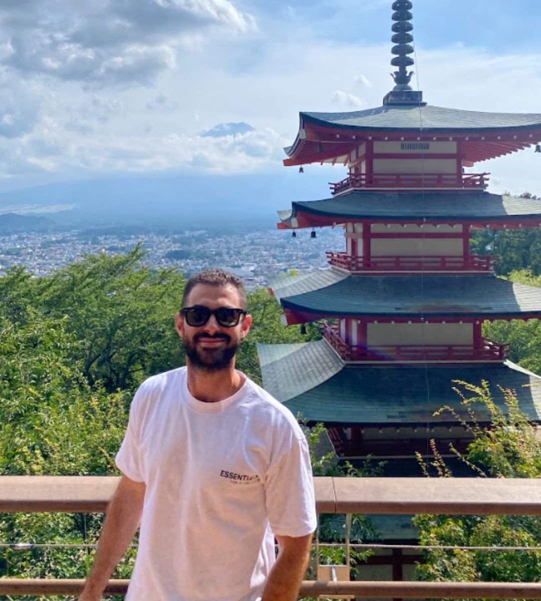 Serafín González UGC en Japón frente a una pagoda para Agencia de marketing digital Brilla Influencers y Comunicación