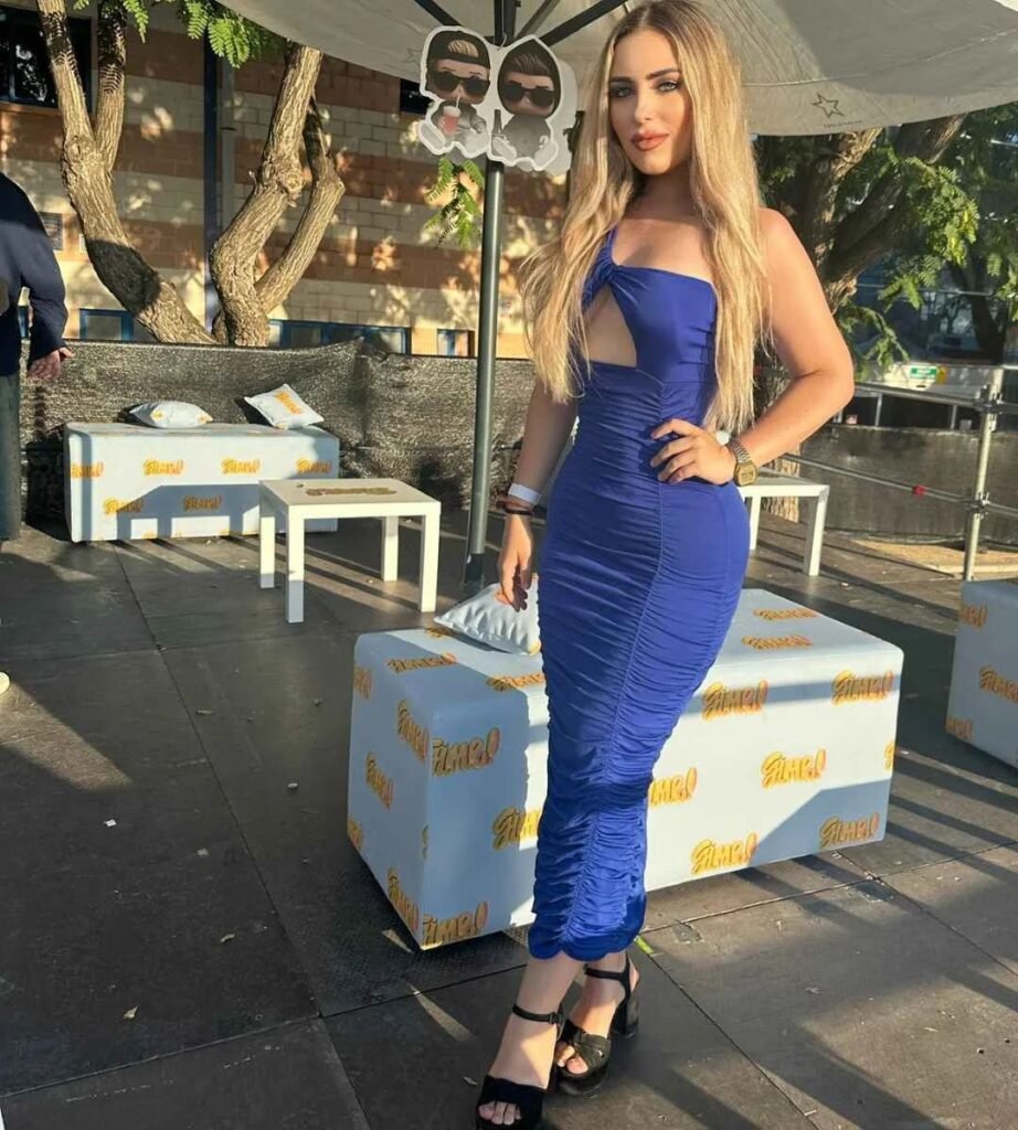 Vanesa Saura posando con un vestido azul mientras disfruta del evento, en colaboración con la Agencia de Marketing Digital Brilla Influencers y Comunicación.