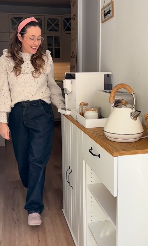 Vanesa Jariod en su cocina, mostrando su felicidad mientras disfruta de un momento especial - Agencia de marketing digital Brilla Influencers y Comunicación.