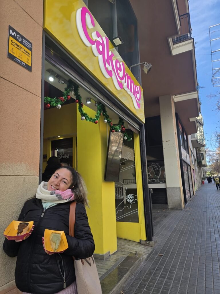 Vanesa Pozo UGC disfrutando de comida en restaurante Agencia de marketing digital Brilla influencers y comunicación
