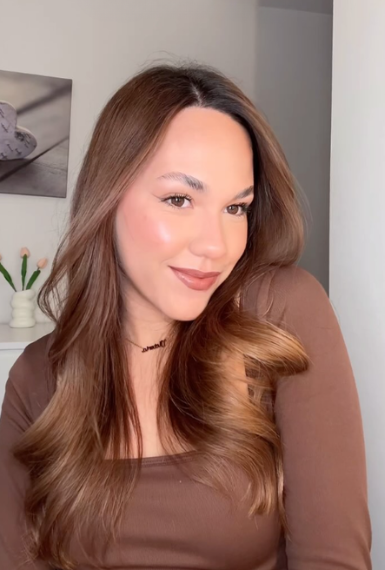 UGC Victoria Valero en retrato con maquillaje natural y estilo beauty en interior. Imagen de la Agencia de marketing digital Brilla influencers y Comunicación.