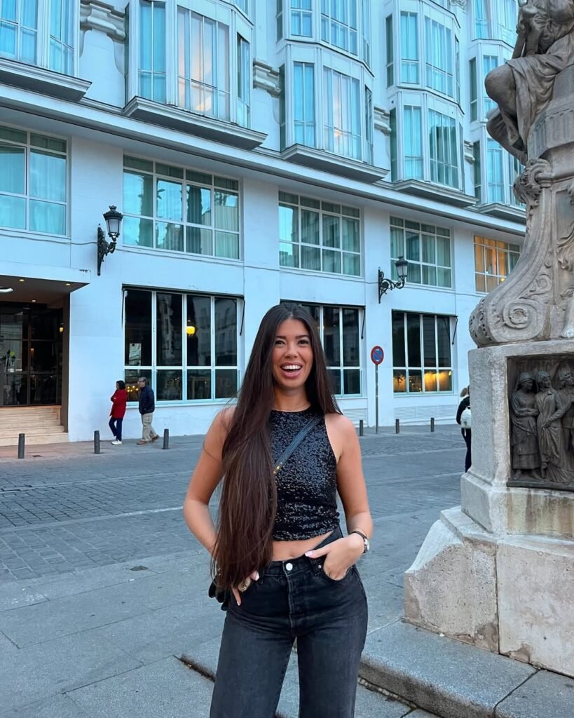 "Cristina Jiménez UGC creadora de contenido mostrando un producto de belleza en redes sociales."