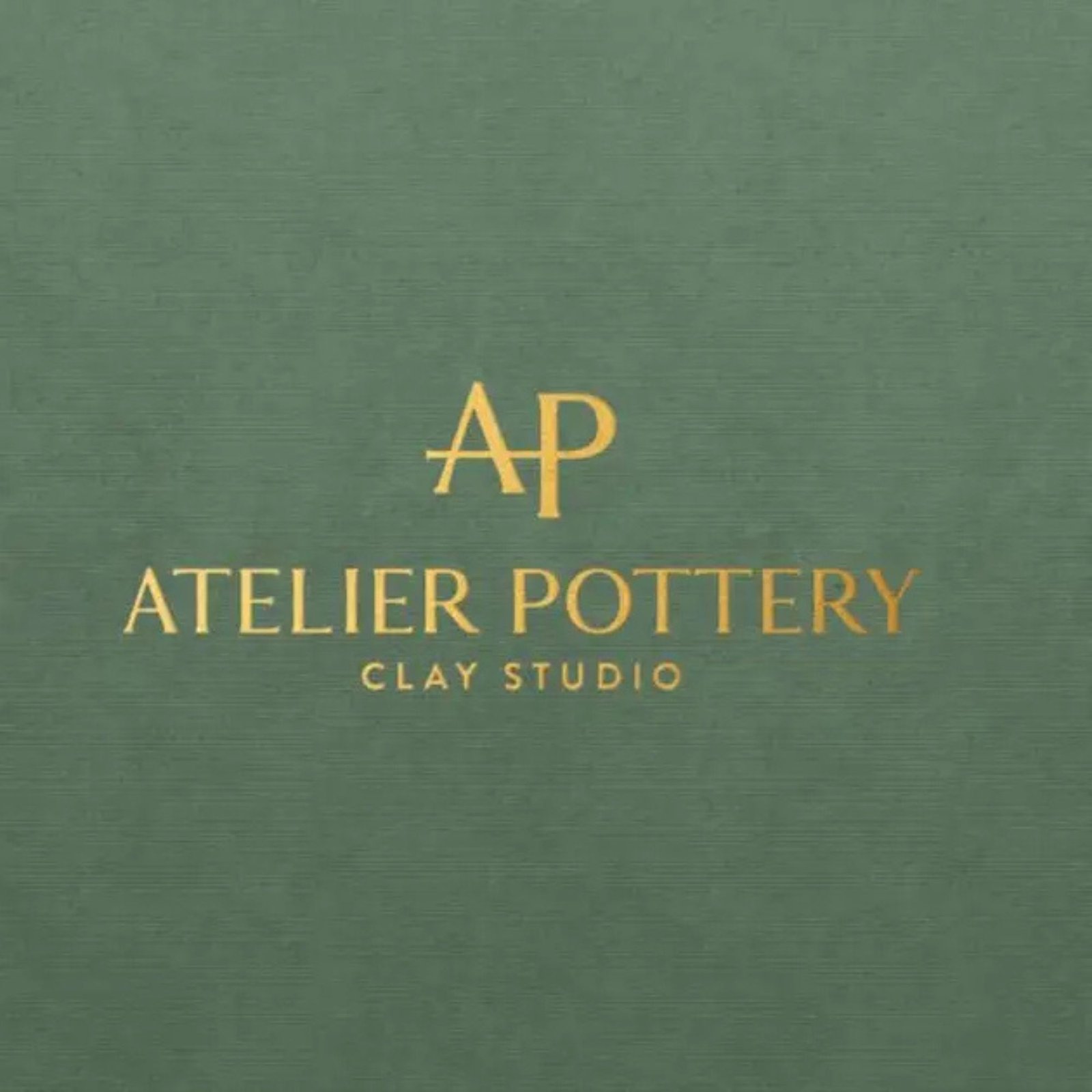 Logo de Atelier Pottery, un estudio de cerámica elegante y sofisticado con detalles dorados sobre un fondo verde.